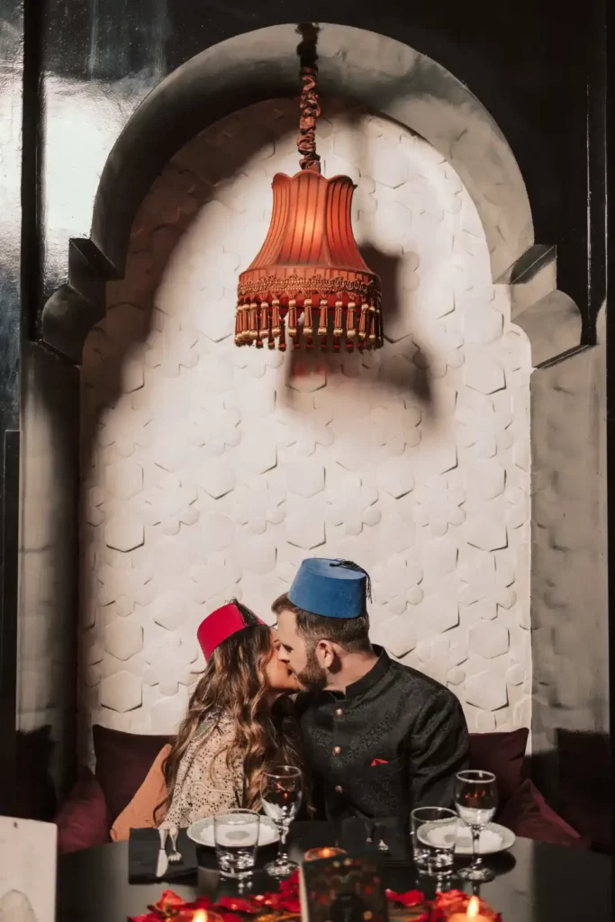 couple de mariés romantiques dans un charmant riad à Marrakech