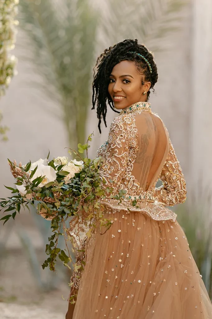 mariée avec bouquet de fleurs