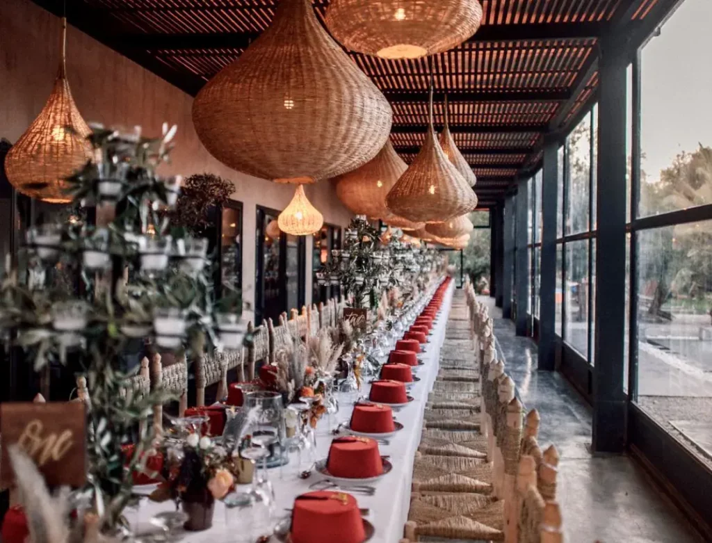 table invités décoré à la marocain